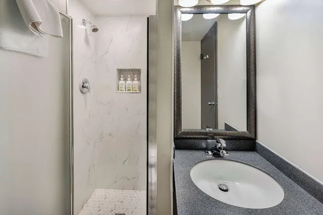 Standard, Queen Bed, Street View، Days Inn by Wyndham Victoria On The Harbour 8/10