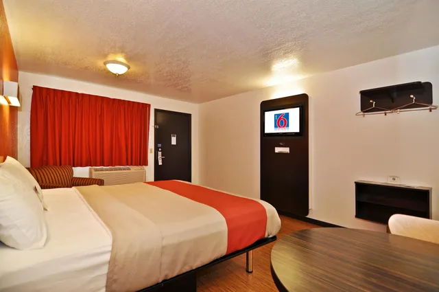 غرفة قياسية بسرير كينج، Motel6 Willows, CA 2/10