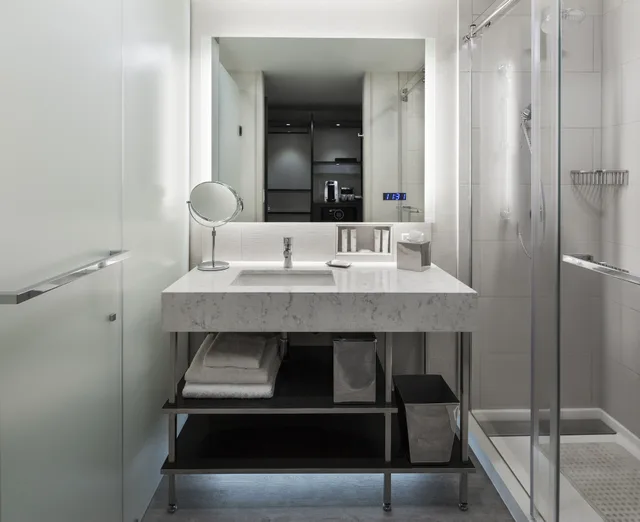 Suite, King Bed, Corner, Hyatt Regency Portland At The Oregon Convention Center 2/2