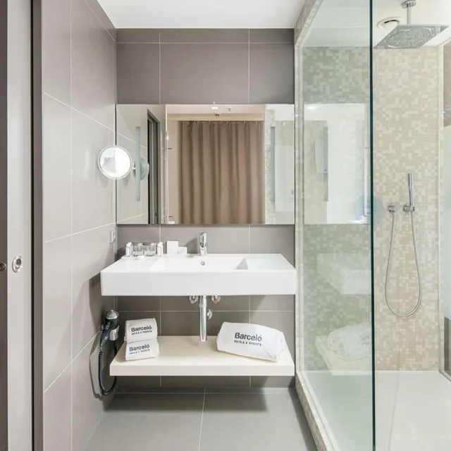 غرفة ديلوكس بسرير مزدوج مع سرير إضافي، Barcelo Hamburg 8/10