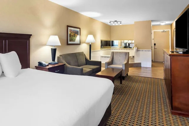 غرفة شهر العسل بسرير كينج بحوض جاكوزي، Best Western Plus Osoyoos Hotel And Suites 1/8
