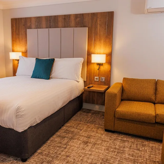 جناح جونيور بسرير كوين بمنطقة جلوس، Yew Lodge Hotel East Midlands Airport 6/9
