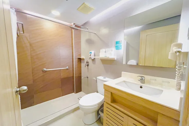 غرفة بسريرين منفصلين، Microtel by Wyndham Tarlac 3/3