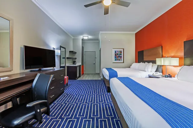 جناح بسرير كينج مع أريكة لذوي الإعاقة، Holiday Inn Express Hotel And Suites Houston East 2/4