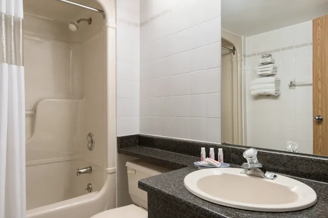 غرفة بسرير كوين، Days Inn By Wyndham Orillia 3/5