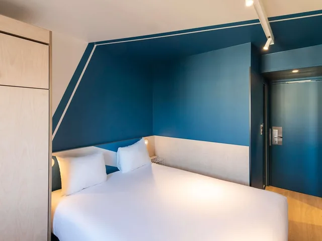 Room, 1 Double and 1 Single Bed, Murphy Bed، Ibis Budget Lyon Confluence 10/10