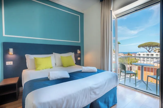 غرفة سوبيريور بسريرين منفصلين بشرفة، Hotel La Pergola Sorrento 1/3