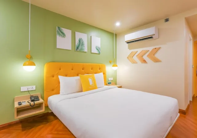 غرفة قياسية بسرير كينج، Bloom Hotel - Golf Course Road, Sector 43 3/3