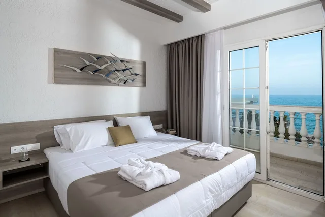 غرفة ديلوكس بسرير مزدوج وسريرين منفصلين بإطلالة على البحر بغرفتي نوم، Porto Greco Village Beach Hotel - All Inclusive 2/6