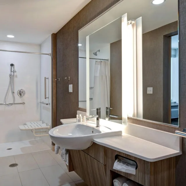 جناح بسريرين كوين مع سرير سحّاب إضافي مع أريكة لذوي الإعاقة، SpringHill Suites by Marriott Orangeburg 4/6