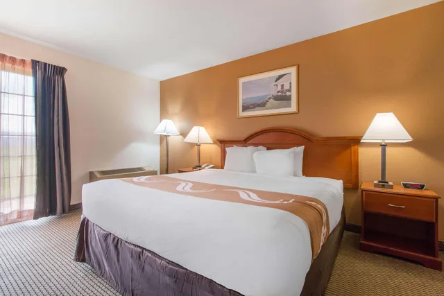 غرفة بسرير كينج لذوي الإعاقة، Quality Inn & Suites Crescent City Redwood Coast 1/3