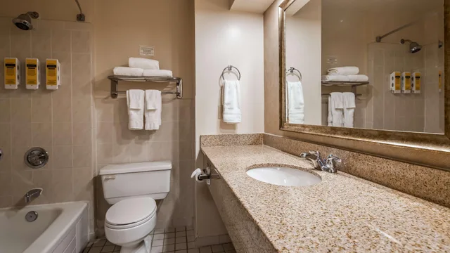 Tower, King Bed, Balcony، Best Western Plus Cairn Croft Hotel 6/7