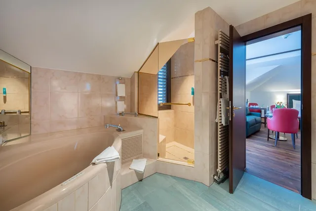 جناح، Bad Horn - Hotel & Spa 1/2