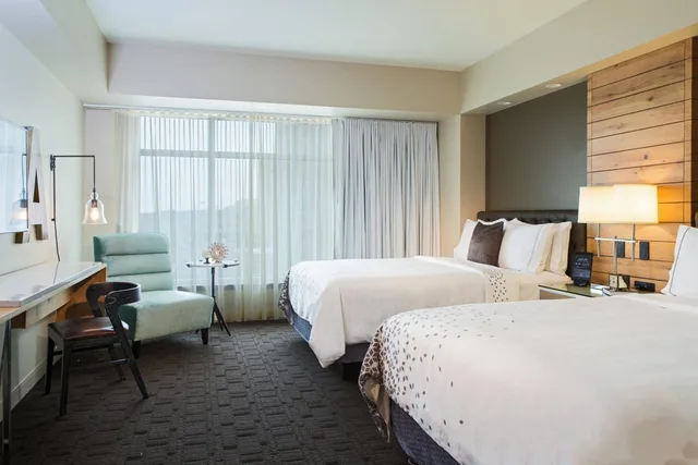 غرفة بسريرين كوين مع دخول الصالة، Renaissance Allentown Hotel 1/4