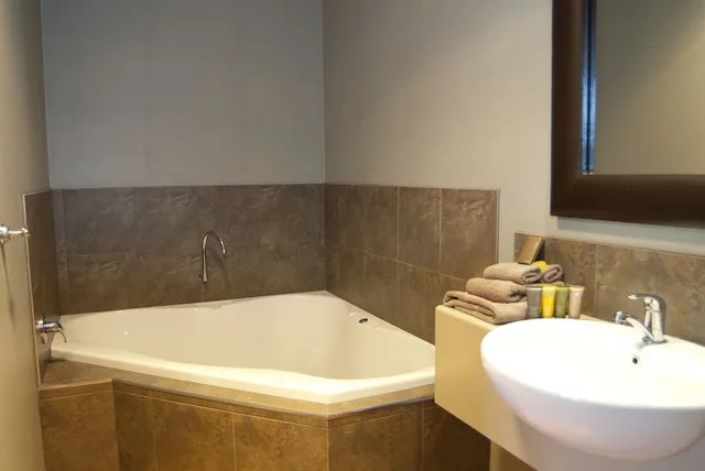 Spa, Executive, Studio, King Bed, Jetted Tub، Bairnsdale Motel 3/3