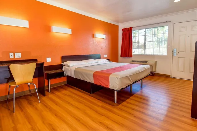 غرفة بسرير كينج للمدخنين، Motel6 Garden Grove, CA 7/10