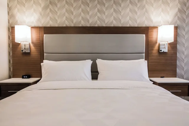 غرفة بريميوم بسرير فردي، Holiday Inn Hotel Suites Calgary South Conference Ctr 1/1
