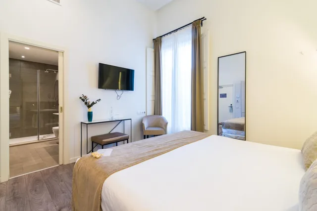 غرفة بسرير مزدوج بشرفة، ICON Roseto by Petit Palace 1/10