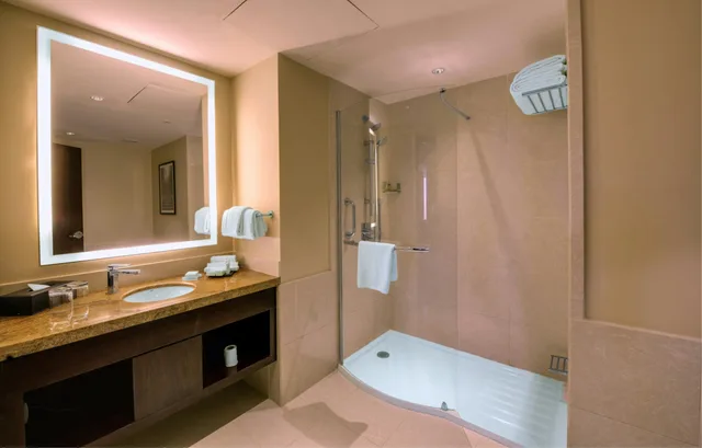 غرفة بريميوم بسرير كينج، Hilton Garden Inn Trivandrum 2/2