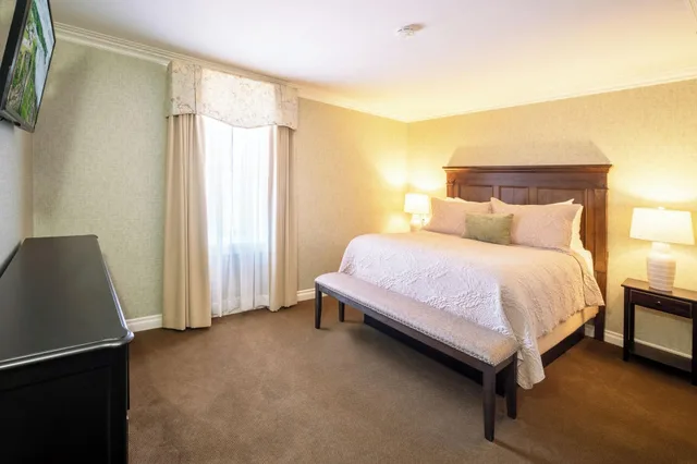 جناح بغرفتي نوم، The Red Coach Inn 2/4