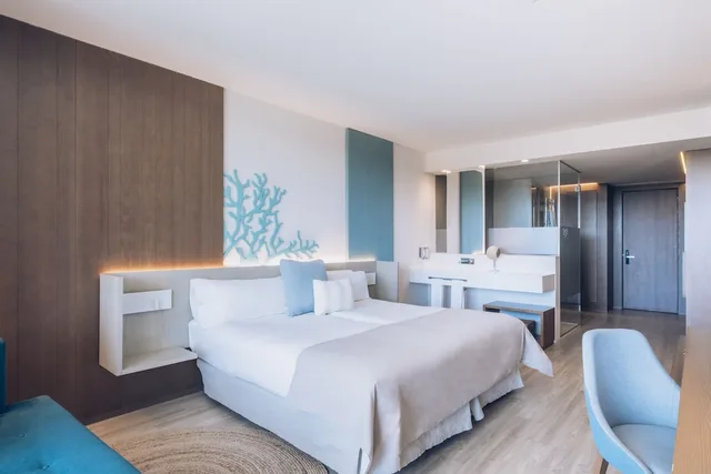 غرفة بسريرين منفصلين بإطلالة على البحر، Iberostar Selection Llaut Palma - Adults Only 2/2