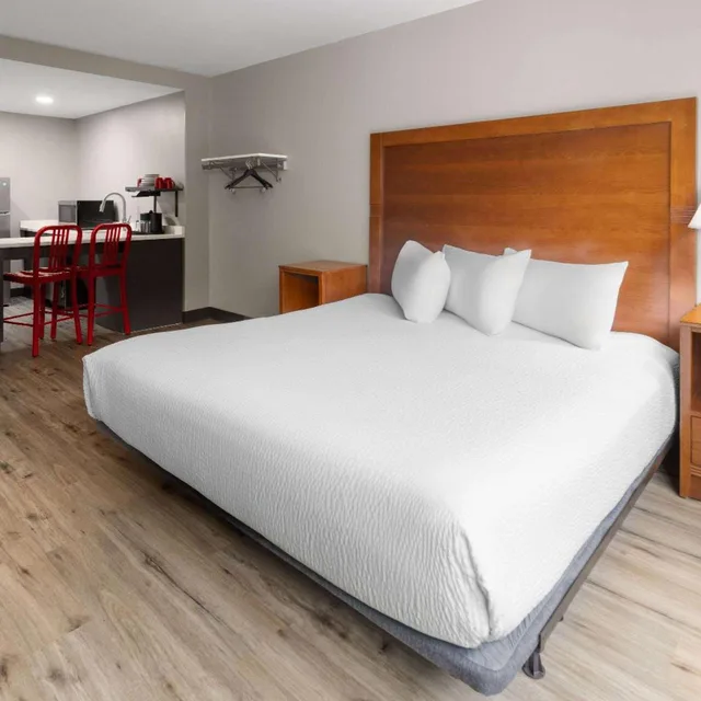 غرفة بسرير كينج لذوي الإعاقة، Hawthorn Extended Stay by Wyndham Ellsworth / Bar Harbor 1/4