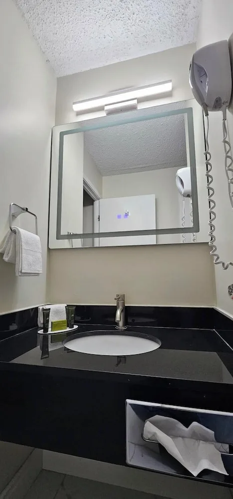 جناح بسرير كوين بجاكوزي، Super 8 By Wyndham Kirkland Lake 4/6