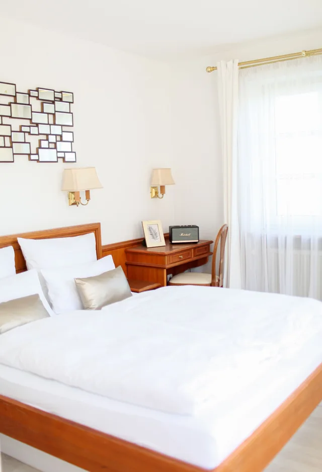 Charming, Comfort, Queen Bed, with View، Boutique Hotel Krone Muenchen 2/2