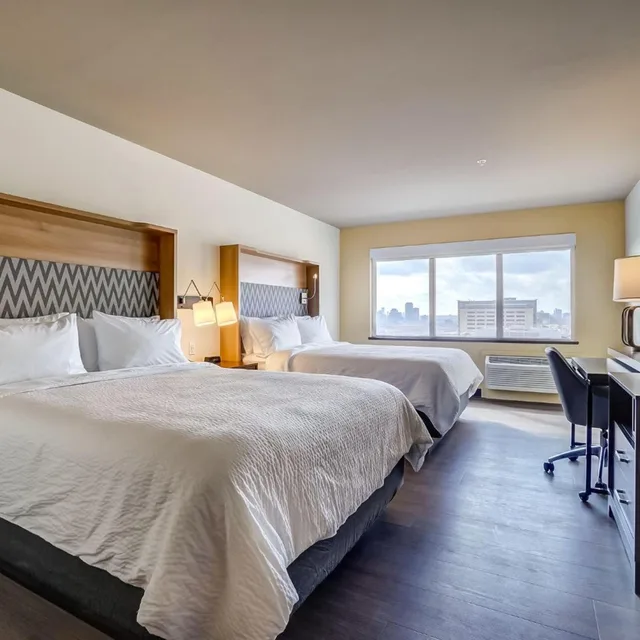 غرفة قياسية بسرير كينج وسريرين كوين، Holiday Inn Gatineau – Ottawa 1/10