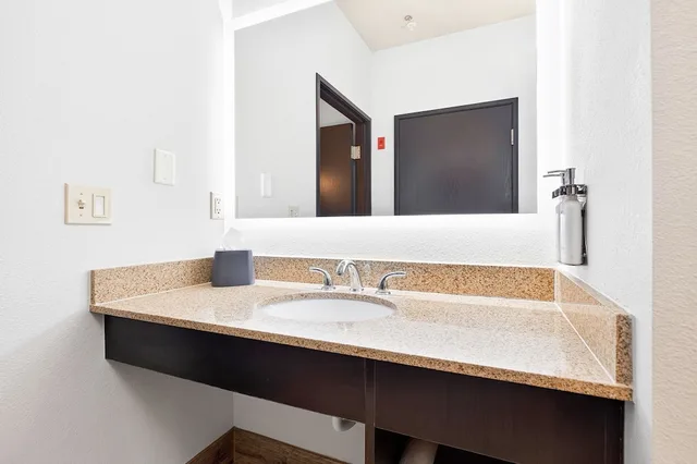 1 Bedroom, Suite, King Bed, River View, Holiday Inn Clarkston - Lewiston 9/10