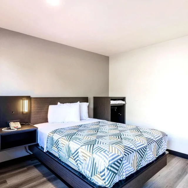 1 Full Bed Mobility Access Ri Shwr, Nsmk، Motel6 Carlsbad, CA - Near Legoland 4/8