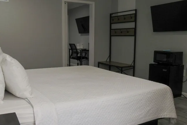 جناح بسرير كينج مع أريكة، Capri Suites Anaheim, CA 1/3