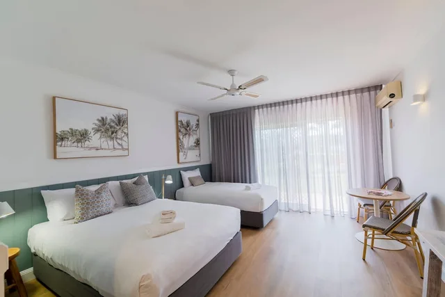 غرفة بسرير كينج، The Quarters Ascend Hotel Collection 2/3