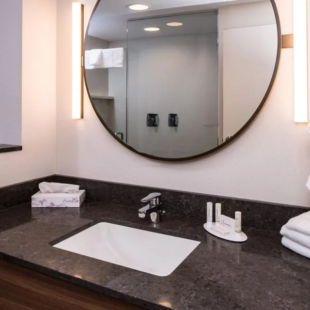 غرفة بسرير كينج بإطلالة على المدينة، Fairfield Inn And Suites By Marriott Staunton 2/2