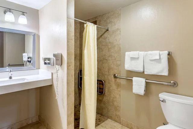 غرفة بسرير كوين، Econo Lodge Inn and Suites Dickson TN 4/4