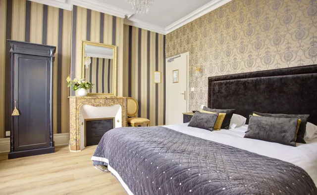 Superior, Queen Bed, Hotel Du Mail 2/10