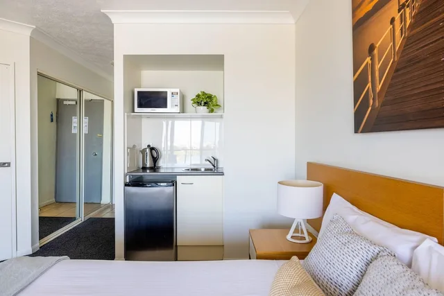 Efficiency, Queen Bed، MainStay Suites Townsville 2/4