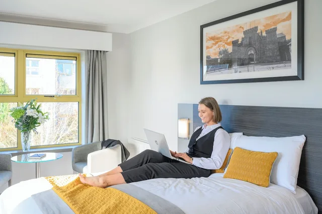 غرفة بسرير مزدوج وسرير فردي بشرفة، Newtown Park Hotel 3/4
