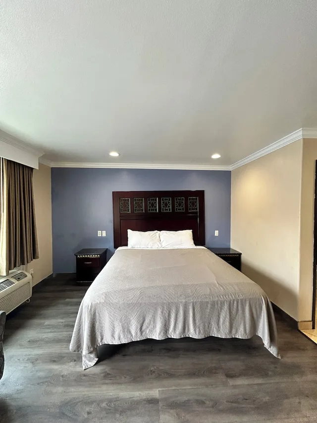غرفة أساسية مفردة بسرير كوين، Hyland Motel 1/3