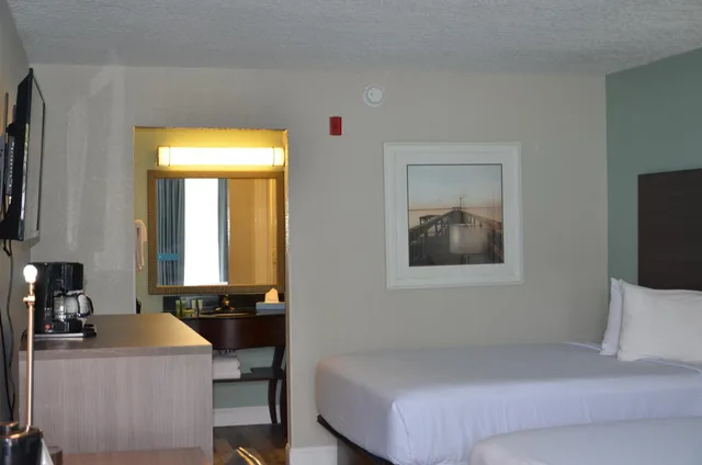 Renovated, Queen Bed, Pool View، Opal Hotel and Suites 2/7