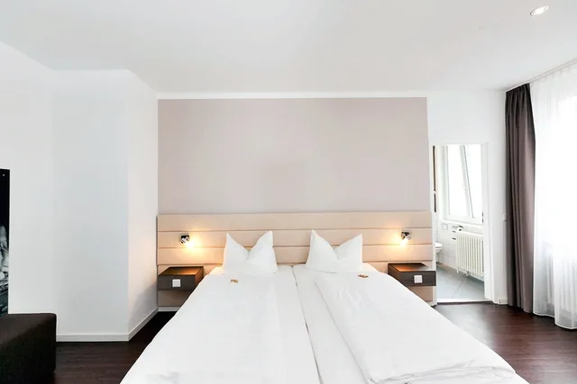 غرفة ثلاثية، MANHATTAN HOTEL 1/1