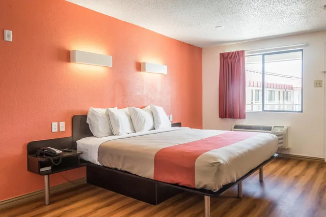 1 Queen Bed - Mobility Accessible Tub Nsmk، Motel6 Mesquite, TX - Rodeo - Convention Ctr 2/9