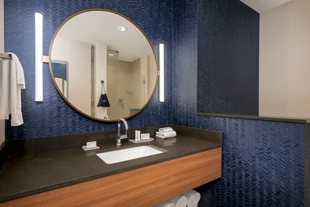 غرفة بسرير كينج لذوي الإعاقة، Fairfield Inn & Suites Madison Historic Eagle Cotton Mill 4/8