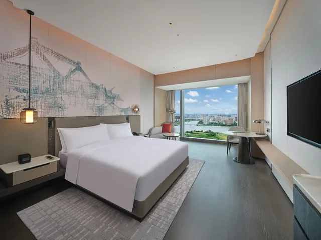 غرفة تنفيذية بسرير كينج بإطلالة على النهر، Hilton Huizhou 1/2