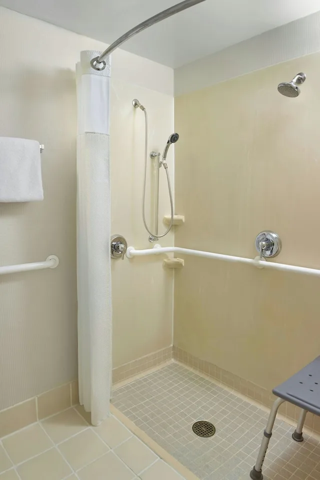 جناح بسرير كينج بغرفة نوم واحدة مع أريكة، Courtyard Alpharetta Atlanta 2/4