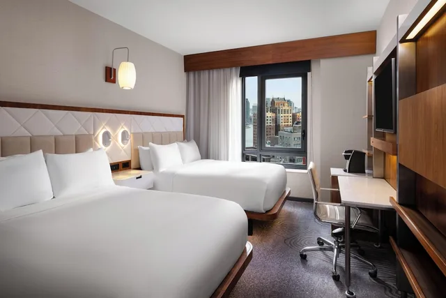 غرفة بريميوم بسريرين مزدوجين بإطلالة على المدينة، Even Hotels New York - Midtown East, an IHG Hotel 1/10