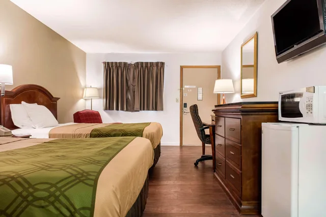 Room, 2 Double Beds, Smoking, Econo Lodge Holland - Toledo 1/3
