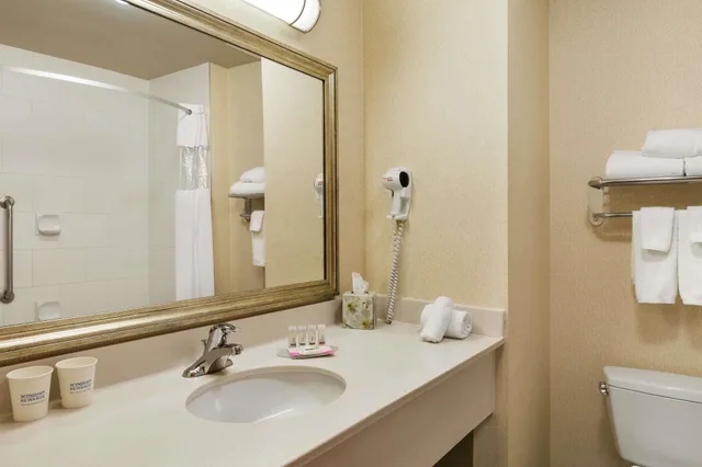 جناح بسريرين كوين مع أريكة، Days Inn Suites By Wyndham Edmonton Airport 2/3