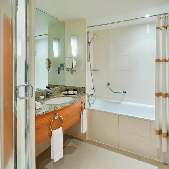 Suite, Lounge Access, London Marriott Hotel Canary Wharf 4/4