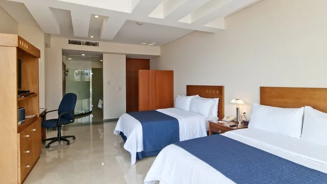غرفة قياسية بسريرين مزدوجين بإطلالة على المسبح والبحر، Holiday Inn Veracruz Boca del Rio 2/8